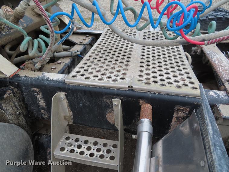 image for item DE3400 2001 Kenworth W900 semi truck