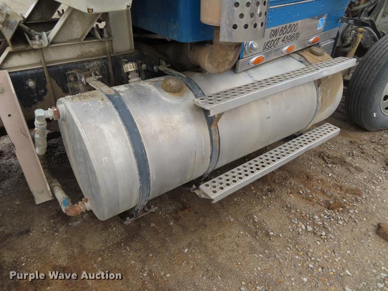 image for item DE3400 2001 Kenworth W900 semi truck