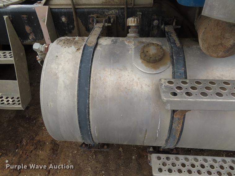 image for item DE3400 2001 Kenworth W900 semi truck