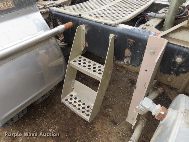 image for item DE3400 2001 Kenworth W900 semi truck