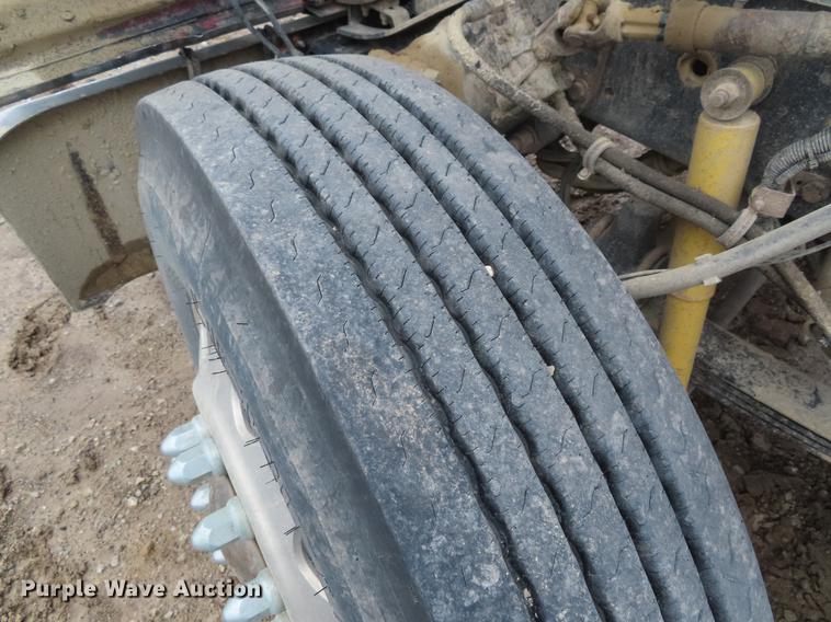 image for item DE3400 2001 Kenworth W900 semi truck