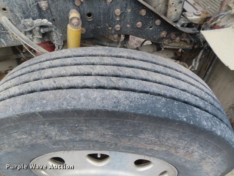 image for item DE3400 2001 Kenworth W900 semi truck