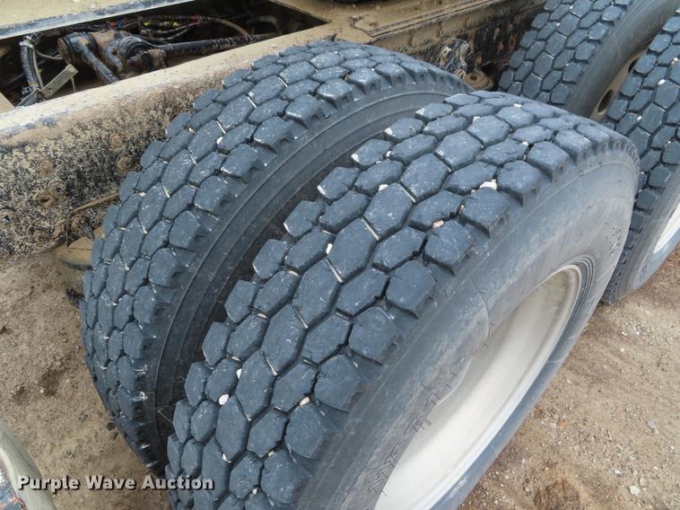 image for item DE3400 2001 Kenworth W900 semi truck