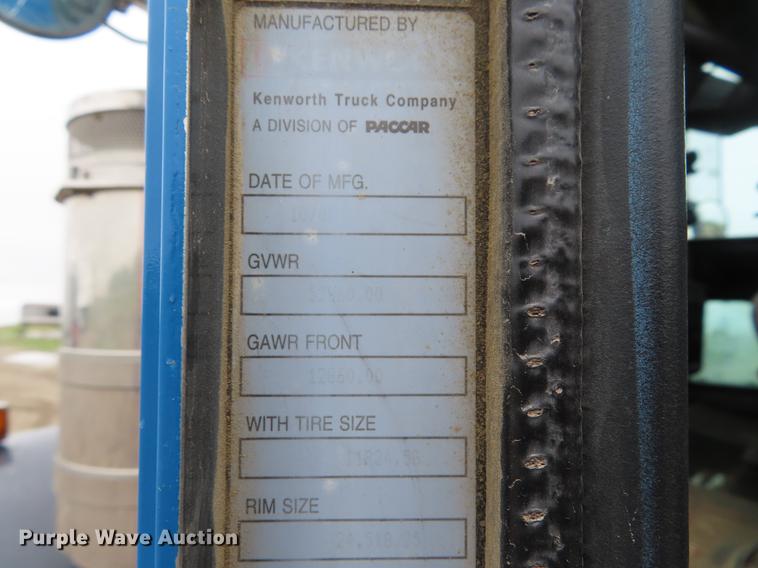 image for item DE3400 2001 Kenworth W900 semi truck