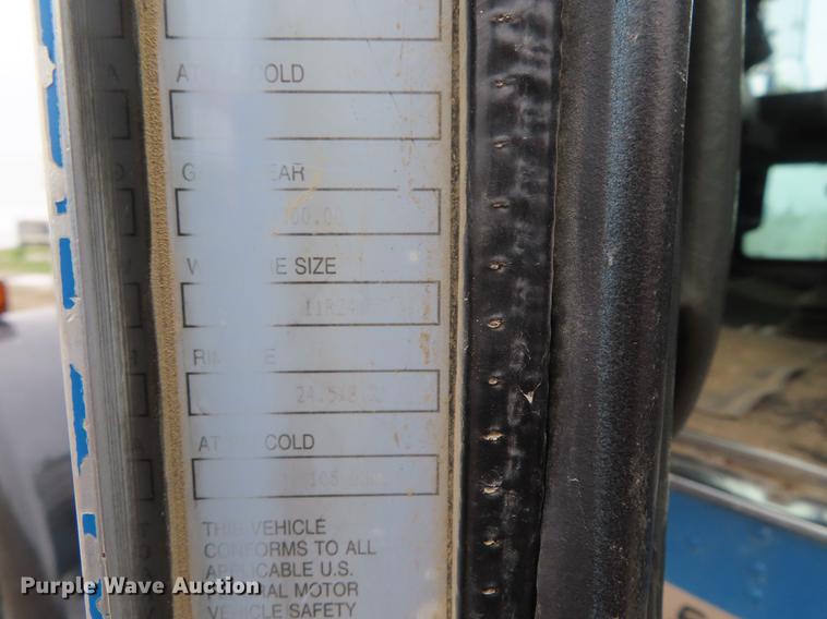 image for item DE3400 2001 Kenworth W900 semi truck