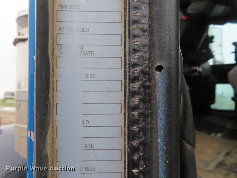 image for item DE3400 2001 Kenworth W900 semi truck