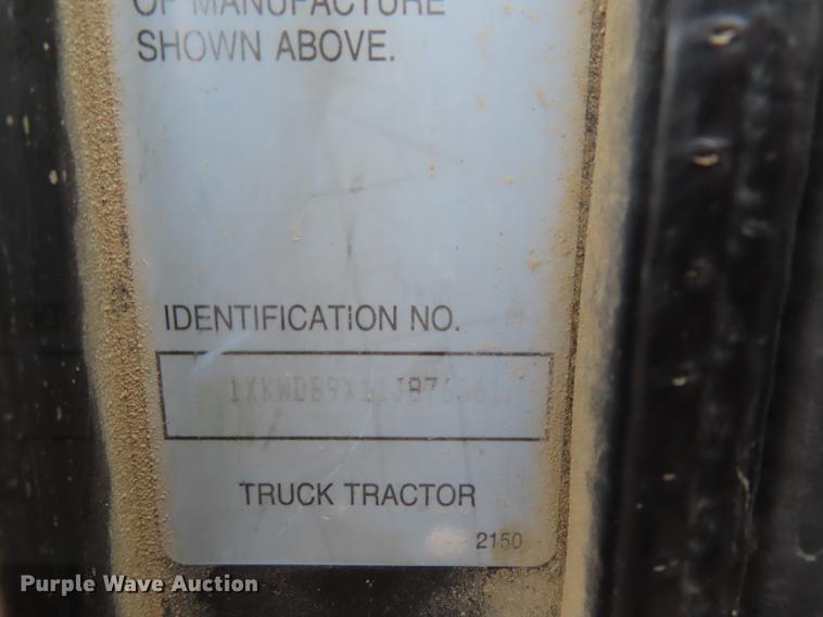 image for item DE3400 2001 Kenworth W900 semi truck