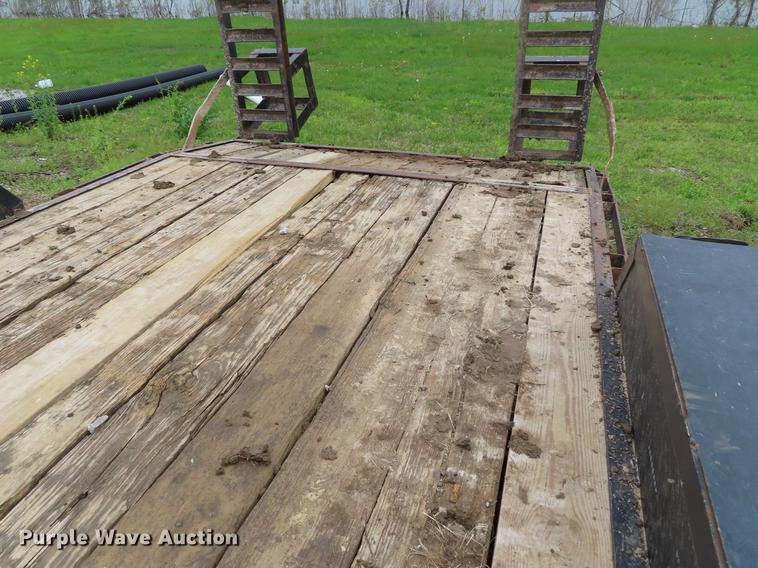 image for item DE3405 2004 Maxwell utility trailer