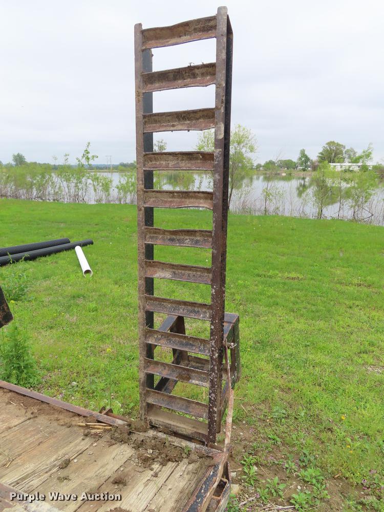 image for item DE3405 2004 Maxwell utility trailer