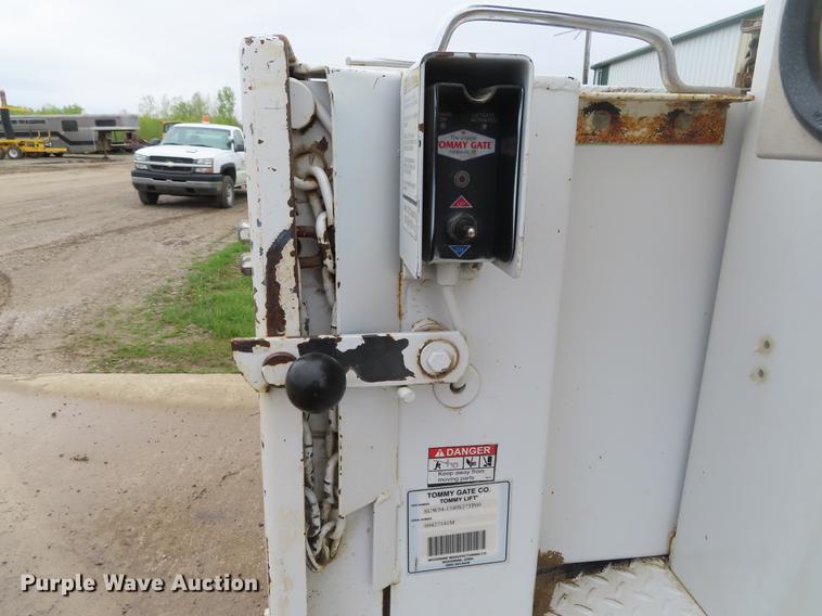 image for item DF7829 2007 Ford F550 utility truck with crane