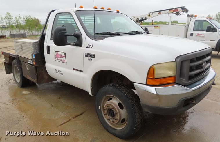 image for item DF7830 2000 Ford F550 flatbed truck