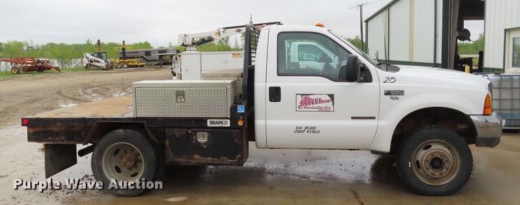 image for item DF7830 2000 Ford F550 flatbed truck