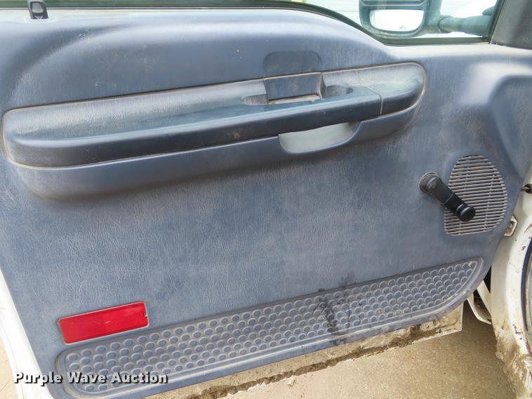 image for item DF7830 2000 Ford F550 flatbed truck