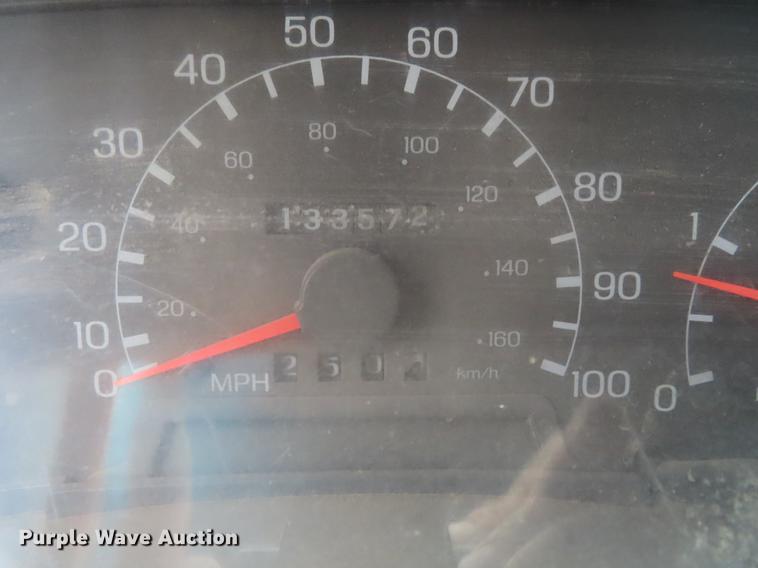 image for item DF7830 2000 Ford F550 flatbed truck