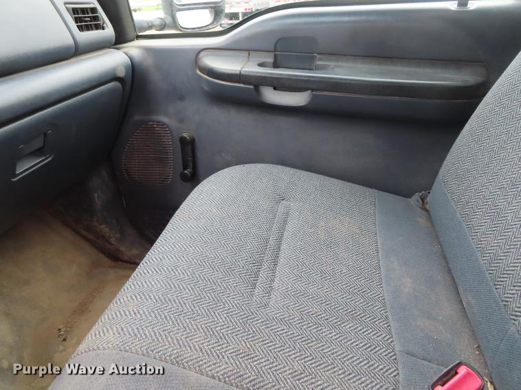 image for item DF7830 2000 Ford F550 flatbed truck