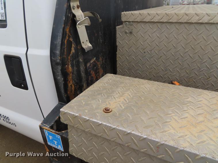 image for item DF7830 2000 Ford F550 flatbed truck