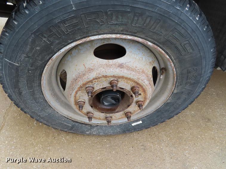 image for item DF7830 2000 Ford F550 flatbed truck