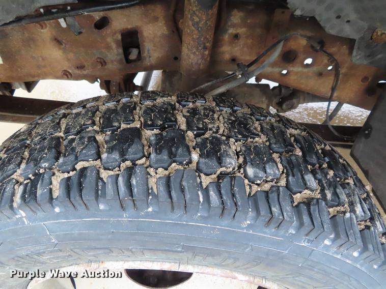 image for item DF7830 2000 Ford F550 flatbed truck