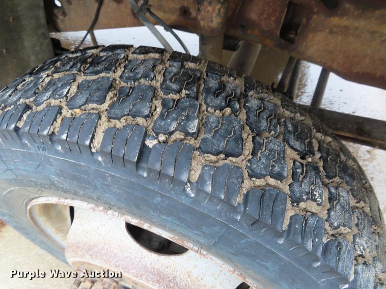 image for item DF7830 2000 Ford F550 flatbed truck