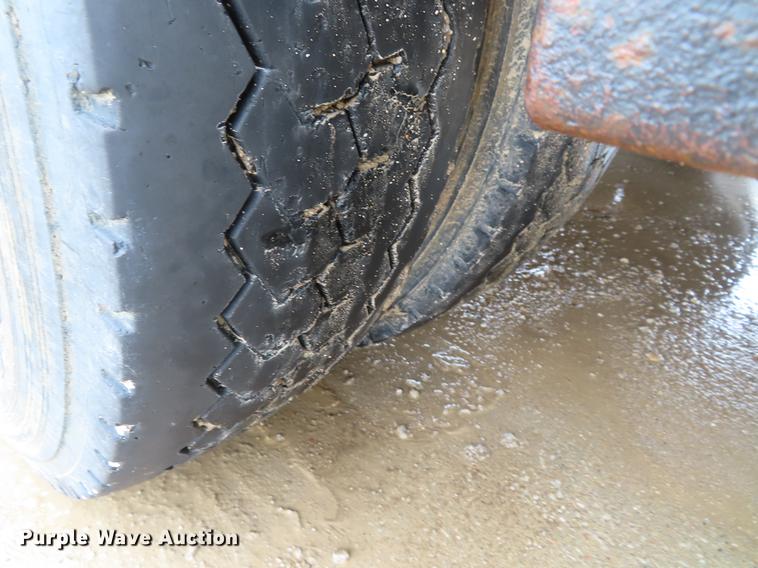 image for item DF7830 2000 Ford F550 flatbed truck