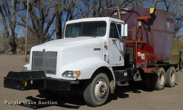 image for item DD6022 1999 International 9100 vertical feed mixer truck