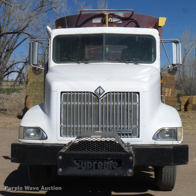 image for item DD6022 1999 International 9100 vertical feed mixer truck