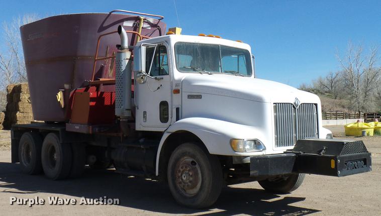 image for item DD6022 1999 International 9100 vertical feed mixer truck