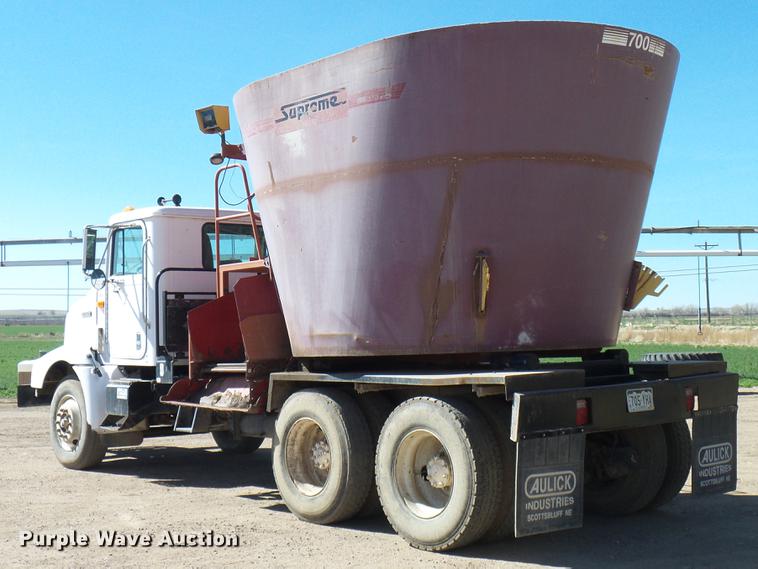 image for item DD6022 1999 International 9100 vertical feed mixer truck