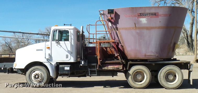 image for item DD6022 1999 International 9100 vertical feed mixer truck