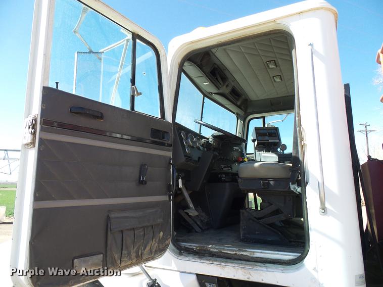 image for item DD6022 1999 International 9100 vertical feed mixer truck