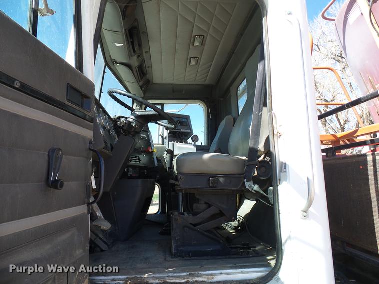 image for item DD6022 1999 International 9100 vertical feed mixer truck