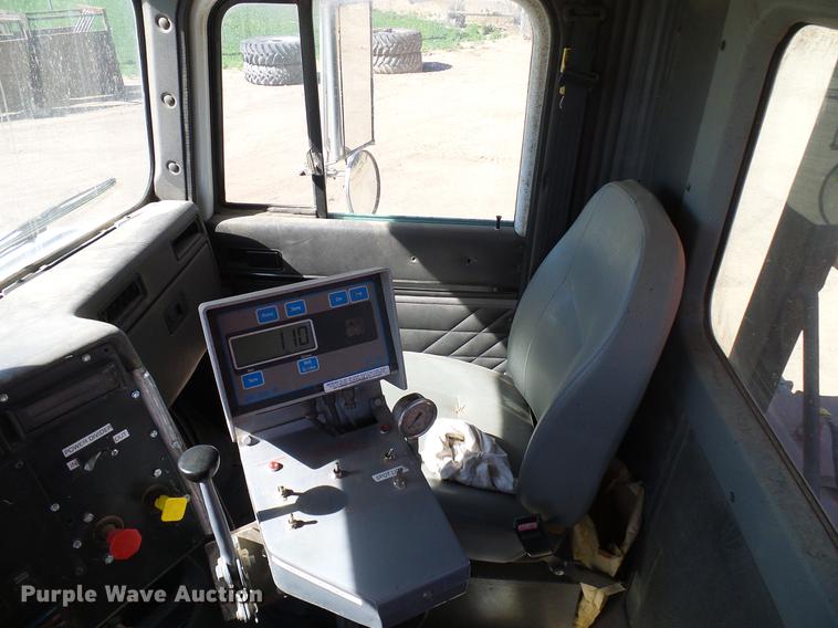 image for item DD6022 1999 International 9100 vertical feed mixer truck