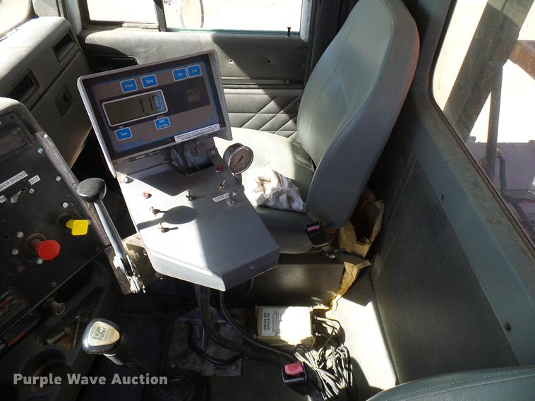 image for item DD6022 1999 International 9100 vertical feed mixer truck