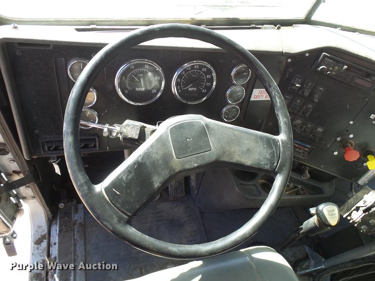 image for item DD6022 1999 International 9100 vertical feed mixer truck