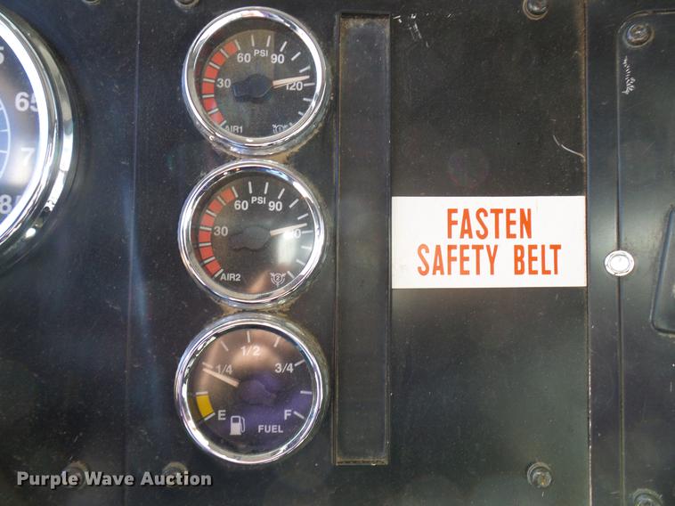 image for item DD6022 1999 International 9100 vertical feed mixer truck