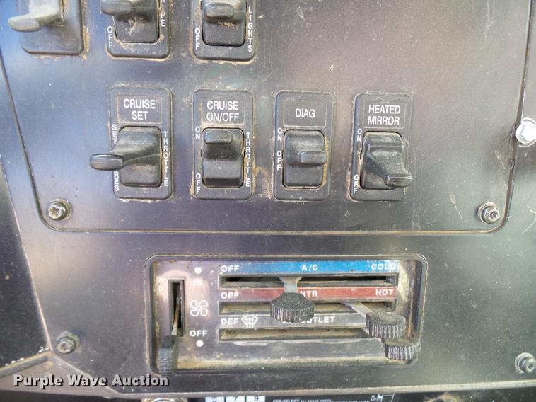 image for item DD6022 1999 International 9100 vertical feed mixer truck