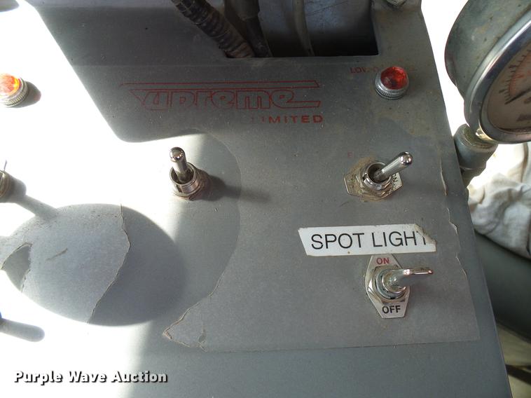 image for item DD6022 1999 International 9100 vertical feed mixer truck