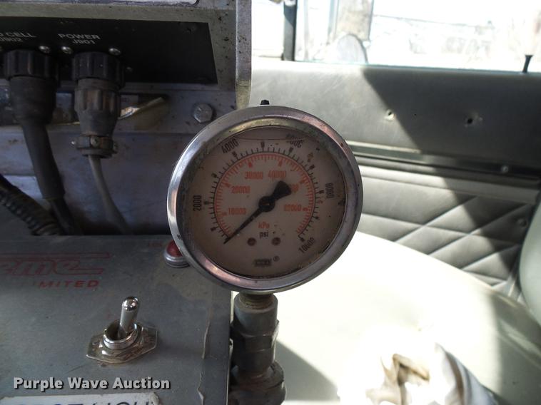 image for item DD6022 1999 International 9100 vertical feed mixer truck