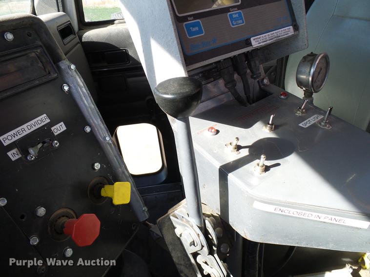 image for item DD6022 1999 International 9100 vertical feed mixer truck