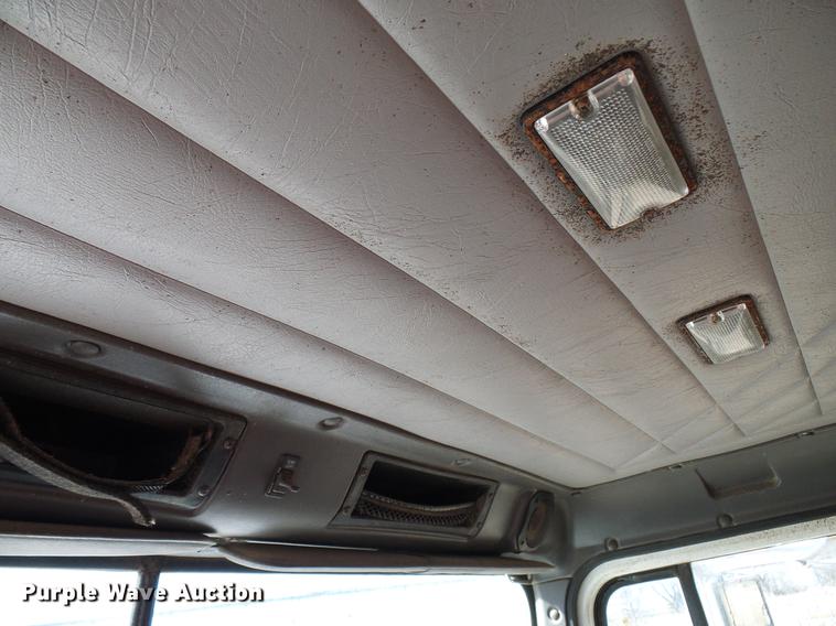 image for item DD6022 1999 International 9100 vertical feed mixer truck