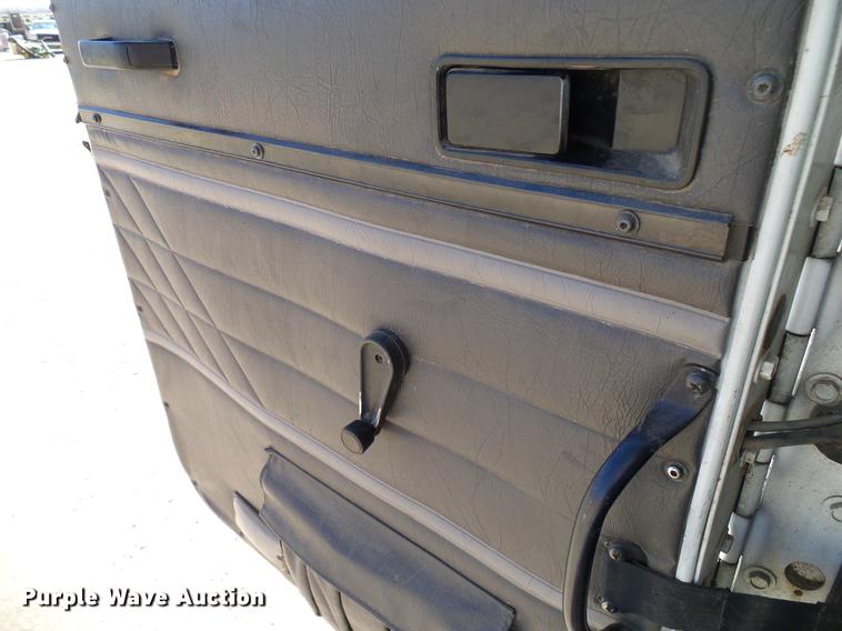 image for item DD6022 1999 International 9100 vertical feed mixer truck