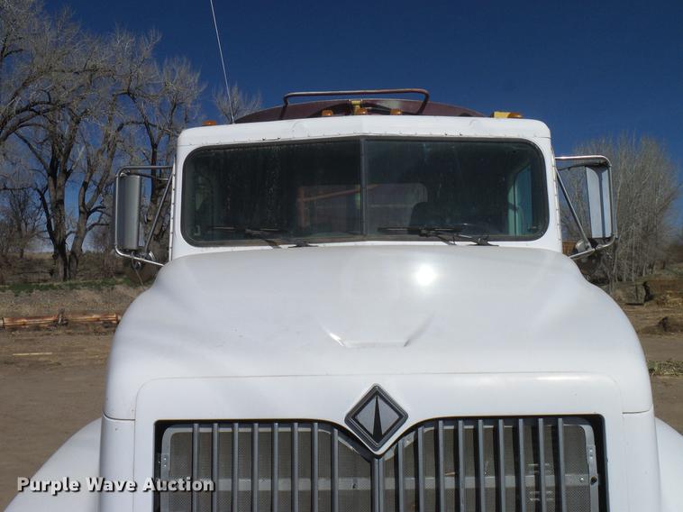 image for item DD6022 1999 International 9100 vertical feed mixer truck