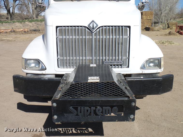 image for item DD6022 1999 International 9100 vertical feed mixer truck