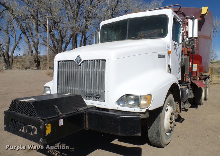 image for item DD6022 1999 International 9100 vertical feed mixer truck