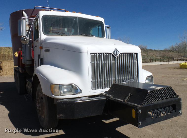 image for item DD6022 1999 International 9100 vertical feed mixer truck