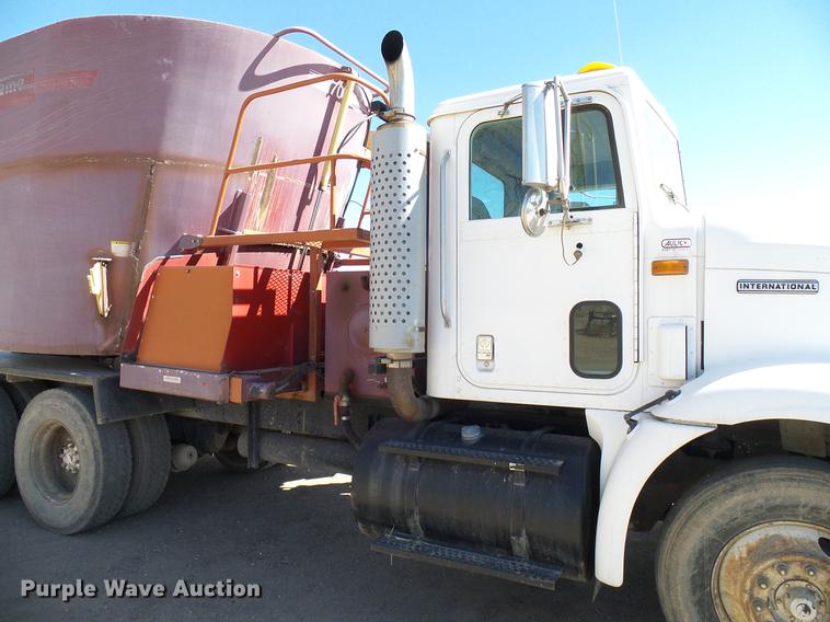 image for item DD6022 1999 International 9100 vertical feed mixer truck