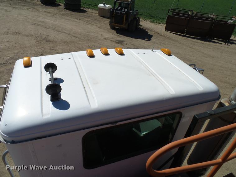 image for item DD6022 1999 International 9100 vertical feed mixer truck