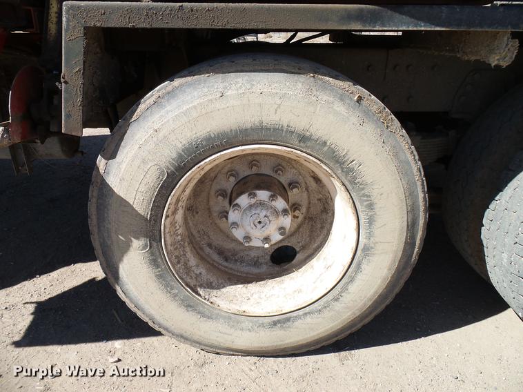 image for item DD6022 1999 International 9100 vertical feed mixer truck