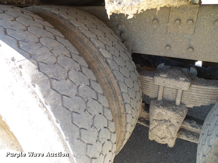 image for item DD6022 1999 International 9100 vertical feed mixer truck