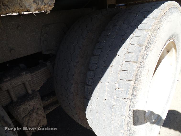 image for item DD6022 1999 International 9100 vertical feed mixer truck